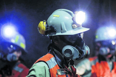 Mineros con casco y luces