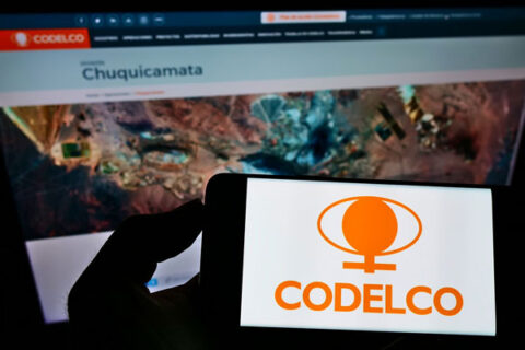 Pantalla de celular con logo de Codelco