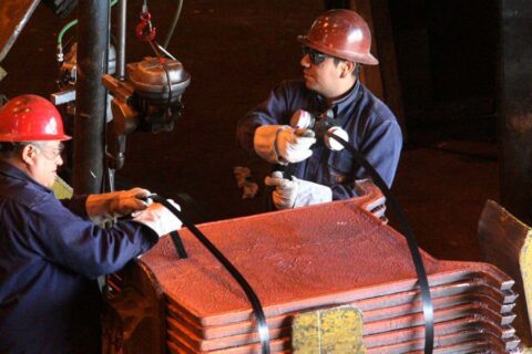 Minero manipulando planchas de cobre