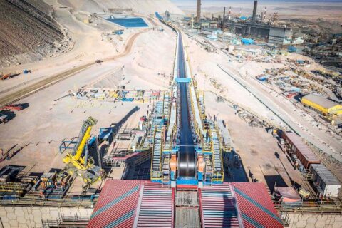 Plusmining vista aérea de instalaciones mineras