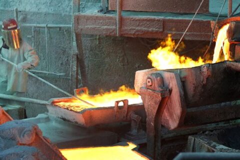 Plusmining minero trabajando en fundición