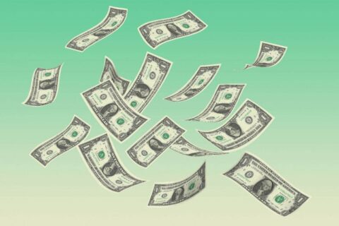 billetes de dólares cayendo