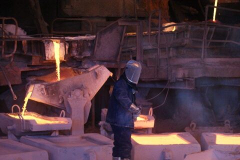 Plusmining Minero en proceso de fundición de cobre