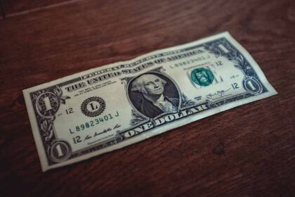billete de dolar sobre mesa