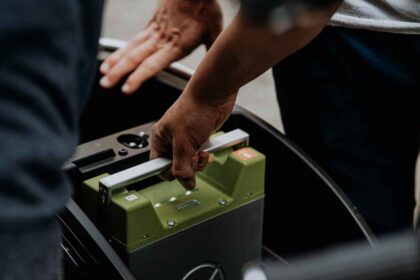 manos cargando una batería