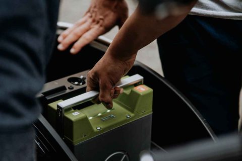 manos cargando una batería