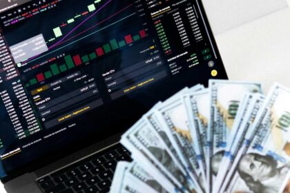 pantalla con cifras y dinero dólares