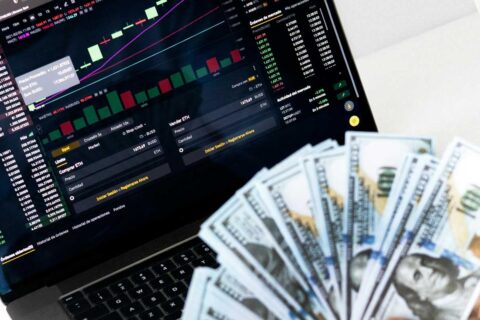 pantalla con cifras y dinero dólares