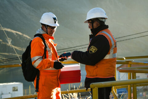 trabajadores de minera con trajes de proteccion