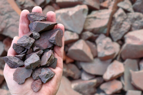 Manos sosteniendo unas piedras