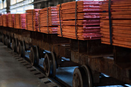 Laminas de cobre trasladadas en carros