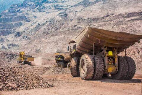 Camión en faenas mineras